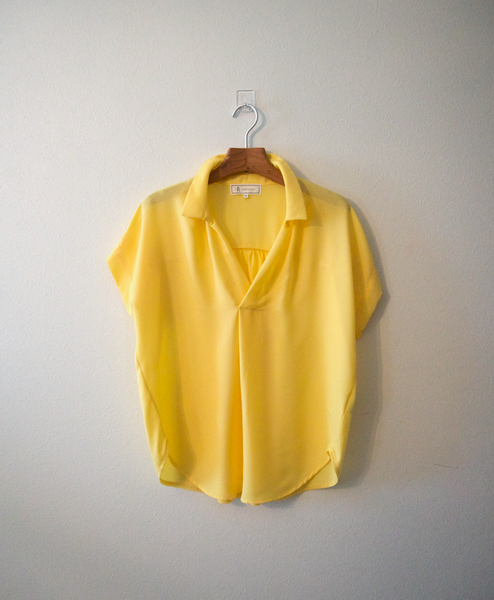 イエローブラウス