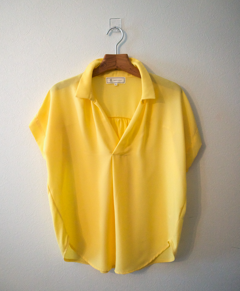 イエローブラウス