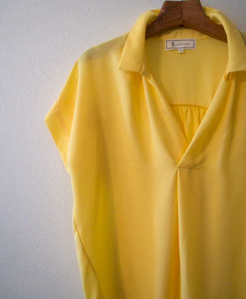 イエローブラウス