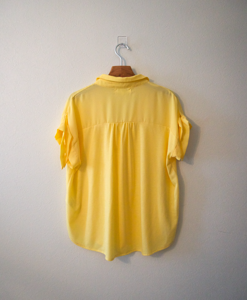 イエローブラウス