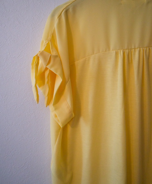 イエローブラウス