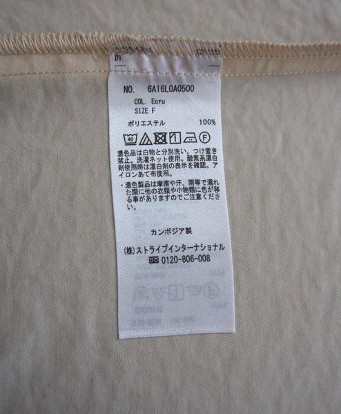 ベージュブラウス